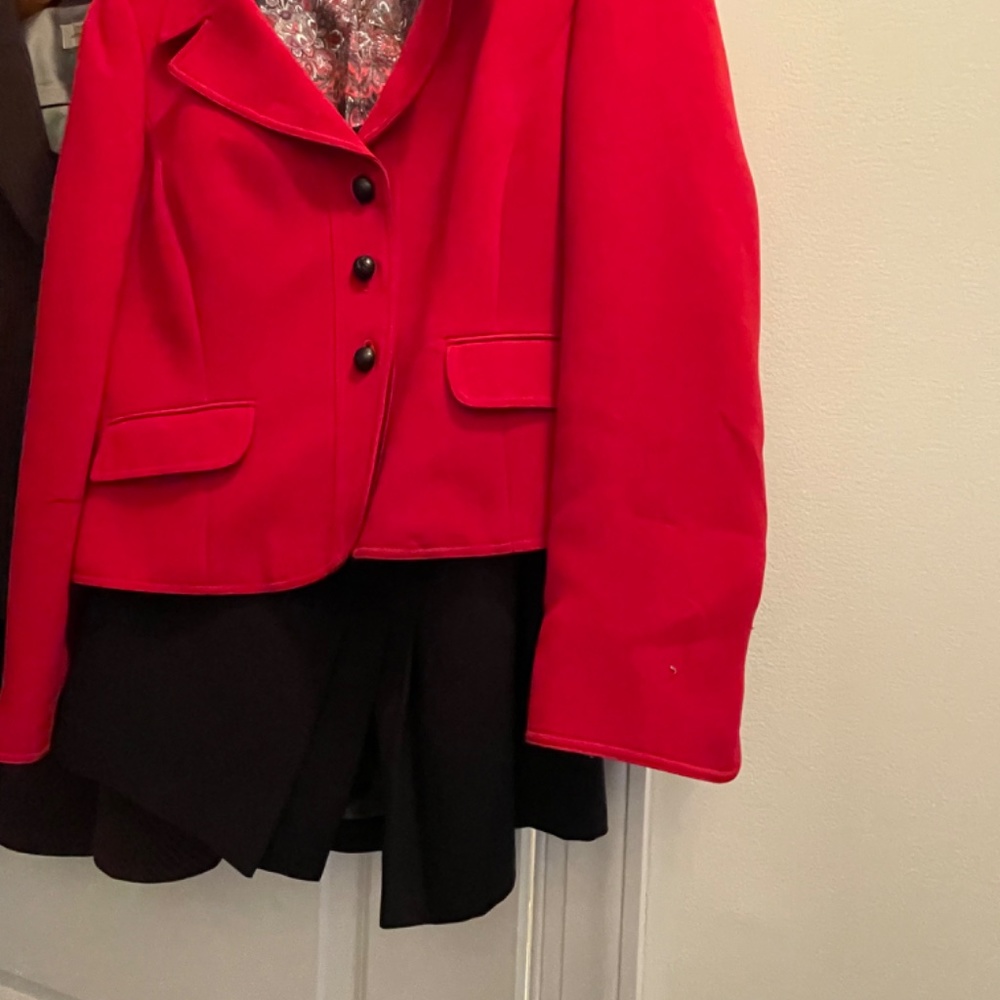 Women  suits - Picture 2 of 3